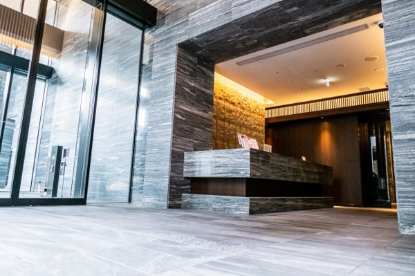 【エントランス】 | 【コンシェルジュカウンター】各種取次・紹介など、丁寧なサービスで都心の快適な生活をサポート！