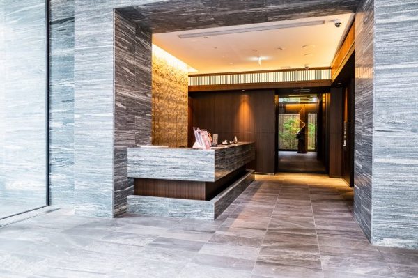 【エントランス】 | 【コンシェルジュカウンター】まるでホテルのレセプションのような、上品で落ち着いた空間！