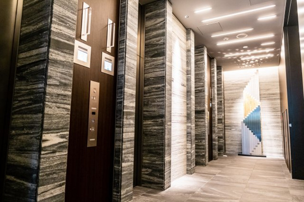 【その他共用部分】 | 【エレベーターホール】気品あふれるアートを飾った、ホテルライクなエレベーターホールです！