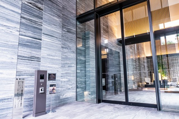 【エントランス】 | 【風除室】天然石で覆われた美しい内装。もちろんオートロックです！強固なセキュリティで安心♪