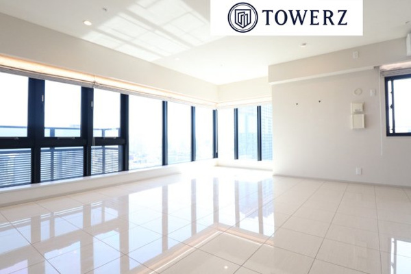 【居間・リビング】 | 【リビング・ダイニング】約24.4帖の広々LDK！床面は大理石仕様に変更済み！南東角住戸につき、FIX窓から暖かな朝陽が差し込みます！