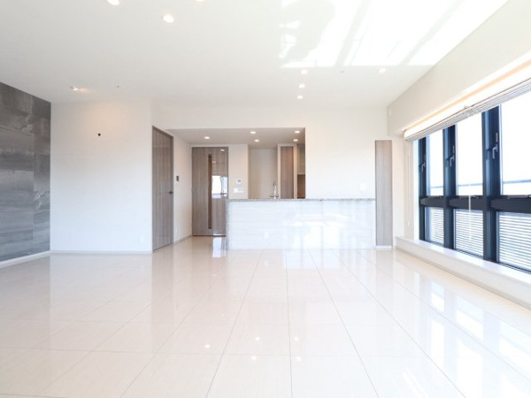 【居間・リビング】 | 【リビング・ダイニング】約24.4帖の広々LDK！床面は大理石仕様に変更済み！南東角住戸につき、FIX窓から暖かな朝陽が差し込みます！