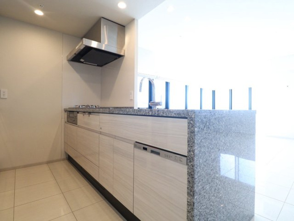 【キッチン】 | 【キッチン】天板は大理石仕様！食洗器・ディスポーザー・浄水器等併設！