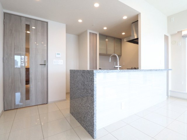 【キッチン】 | 【キッチン】オプションのカップボード併設！リビング・ダイニングと一体利用可能なカウンター式キッチン！