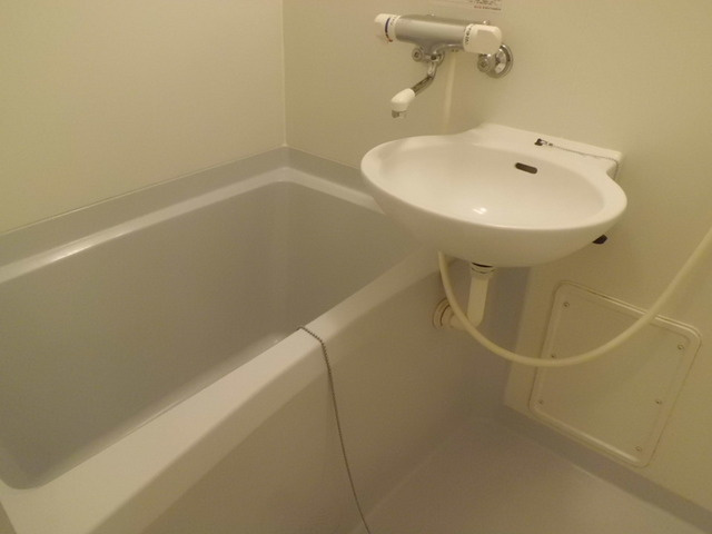 サニーサイド希望が丘の浴室|清潔感のある洗面台付バスルーム