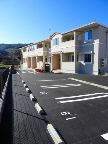 アキロマンの駐車場|駐車場があるので、車を買う予定の方も安心です