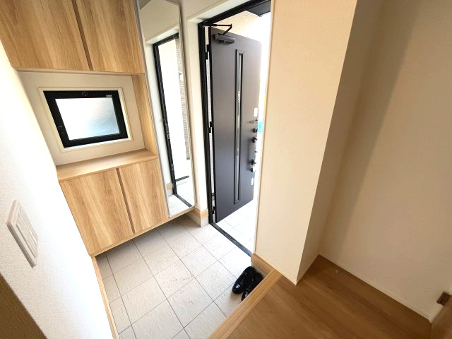 狭山市水野　新築2棟の玄関|施工事例です