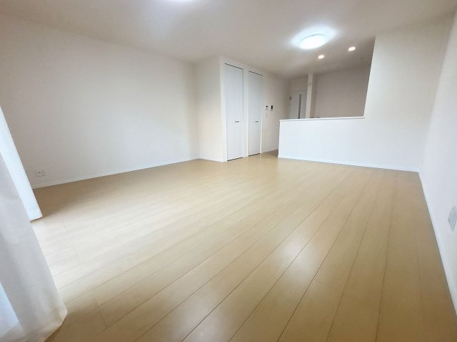 【居間・リビング】 | 川越市岸町2丁目　新築一戸建住宅　全3棟　(ふじみ野店) | 南側から陽を取り込み、リビングを明るく照らします。