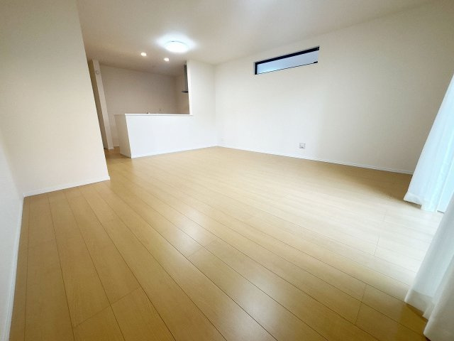 【居間・リビング】 | 川越市岸町2丁目　新築一戸建住宅　全3棟　(ふじみ野店) | １８帖の広々リビング。
リビング収納を備えており、すっきり片付きます。