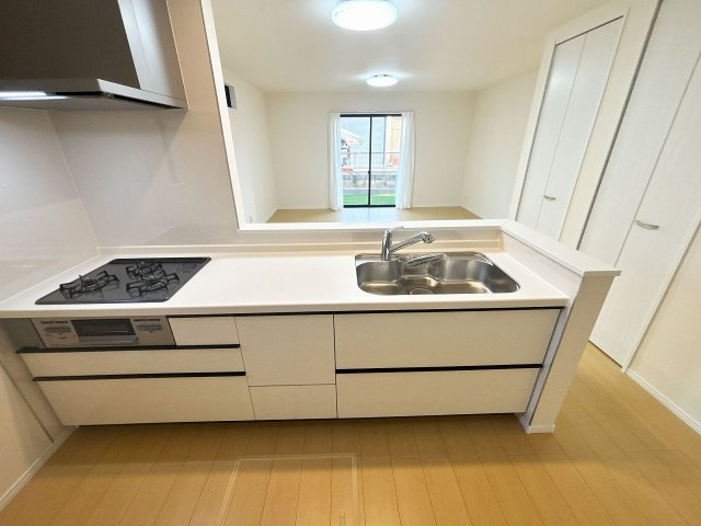 【キッチン】 | 川越市岸町2丁目　新築一戸建住宅　全3棟　(ふじみ野店) | 人気の対面式キッチンを採用。
ご家族の様子を見守りながら調理ができます♪