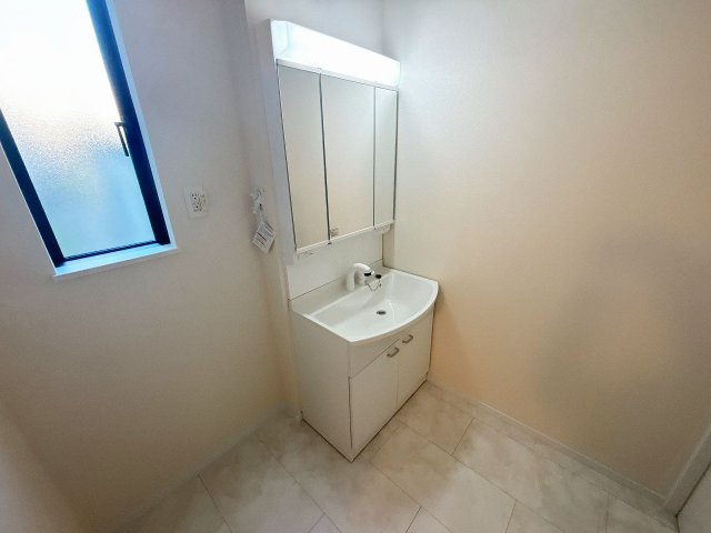 【独立洗面台】 | 川越市岸町2丁目　新築一戸建住宅　全3棟　(ふじみ野店) | 身だしなみを確認できる便利な３面鏡の洗面化粧台です。