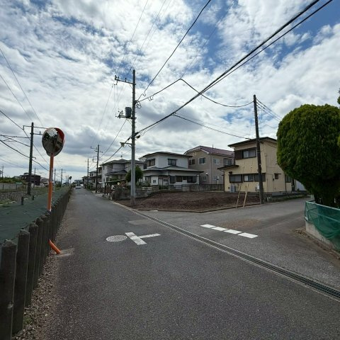 クレイドルガーデン宇都宮市御幸ヶ原町第8の前面道路含む現地写真|前面道路の幅員は南東側は約4.3ｍ　北東側は約6ｍとなります