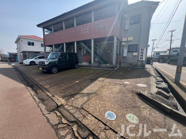 ハイツ八代の駐車場