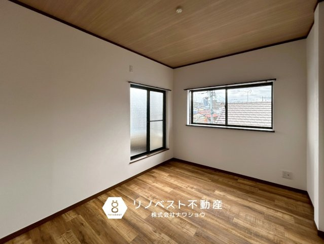 東大阪市若江西新町3丁目中古戸建の洋室|2面採光で明るい約6帖洋室。
バルコニーがついてます！