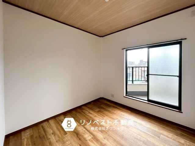 東大阪市若江西新町3丁目中古戸建の洋室|バルコニー付きの約4.5帖洋室。
家族共同のウォークインクローゼットにしても良いですね♪