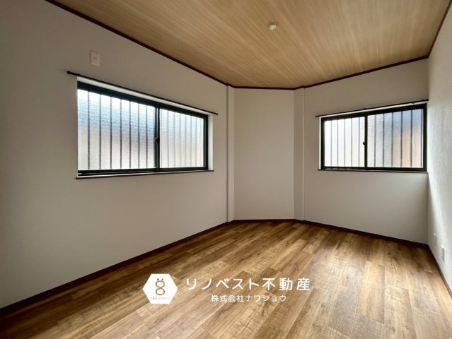 東大阪市若江西新町3丁目中古戸建の洋室|1階の約5.5帖洋室。2面採光で明るいこのお部屋は客間などに良いですね♪
洗面・浴室が1階にあるので寝室にもピッタリ◎