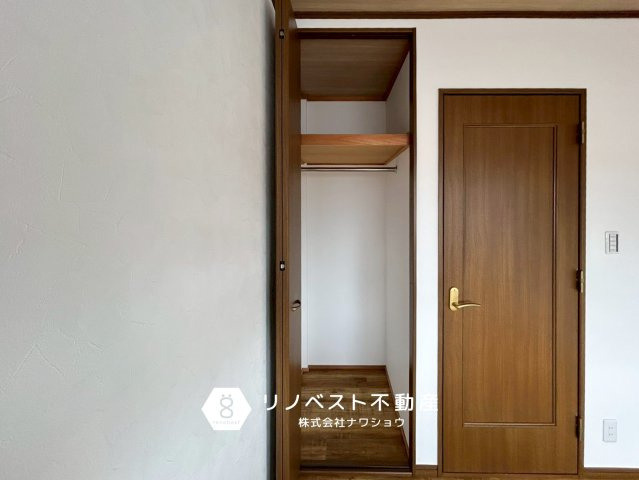 東大阪市若江西新町3丁目中古戸建の収納|奥行きのあるクローゼットで見た目以上の収納力！
