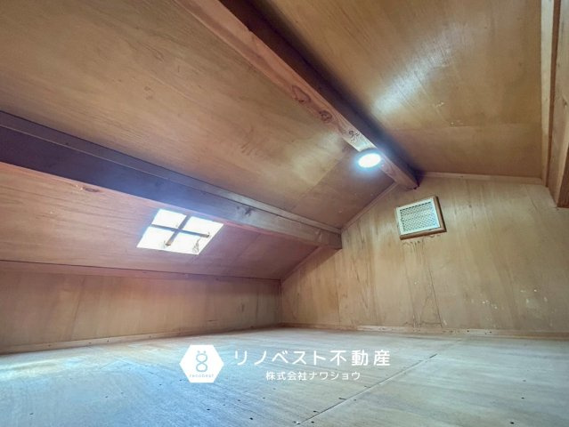 東大阪市若江西新町3丁目中古戸建の収納|あると便利な屋根裏収納です◎
季節物のお洋服など収納するのにピッタリです♪