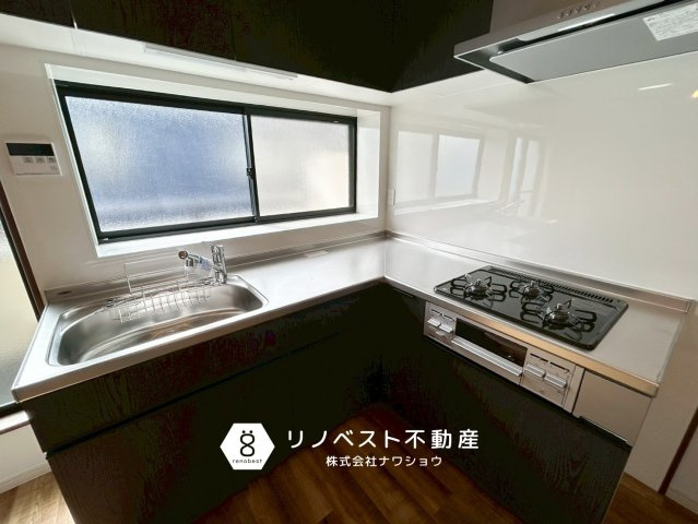 東大阪市若江西新町3丁目中古戸建のキッチン|作業動線の良いL字型キッチンです。大きな窓もあり、換気も十分にできます♪