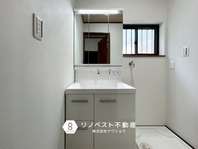 東大阪市若江西新町3丁目中古戸建の独立洗面台|ライト付きの独立洗面台。メイクや朝の身支度に活用できますね◎