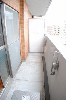 【バルコニー】 | プルミエール江坂 | 外からの目が気にならないバルコニーで洗濯物が干せます