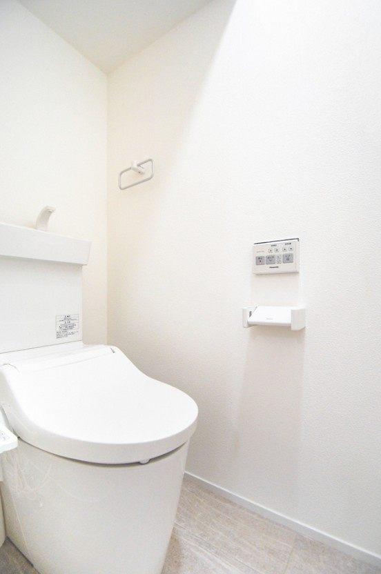 東御市県　中古戸建のトイレ|スタイリッシュなトイレ、操作パネルは壁掛けタイプです。