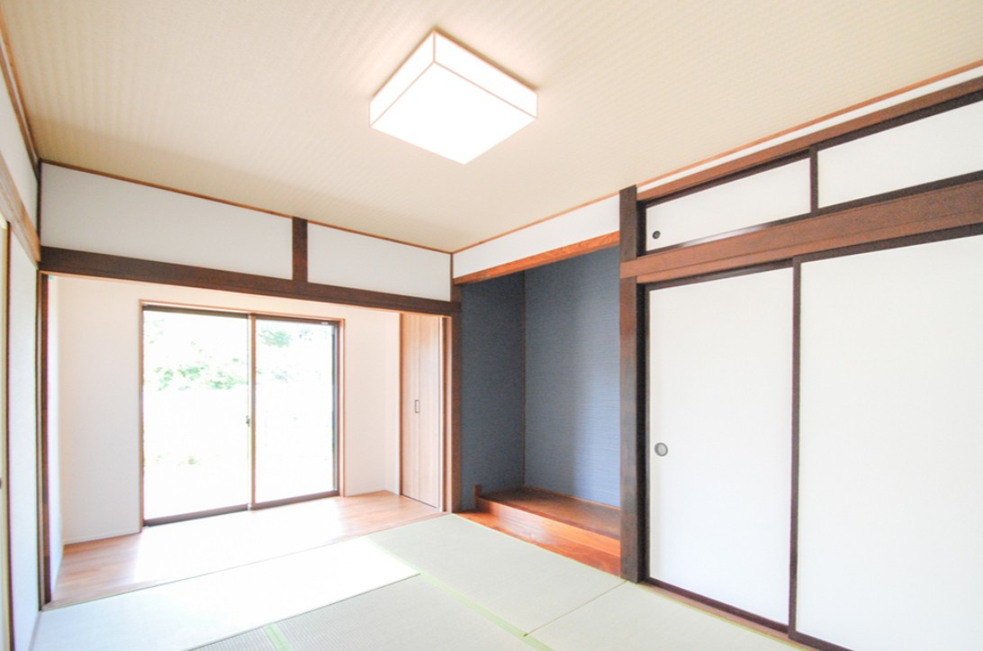 東御市県　中古戸建の和室|床の間と縁側のある和室、落ち着いて過ごせる空間です。