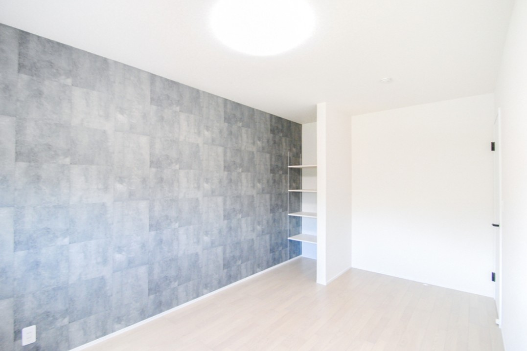 東御市県　中古戸建の洋室|アクセントクロスがお洒落です。全居室収納付きです。