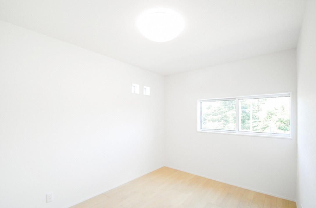 東御市県　中古戸建の洋室|照明器具も設置済み、気持ちよくお過ごしいただけます。