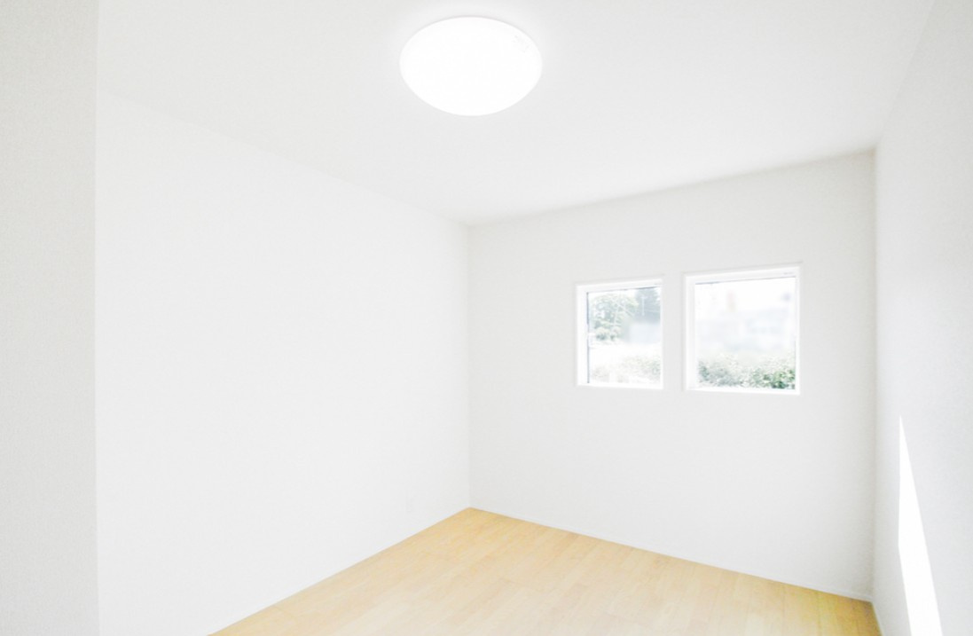 東御市県　中古戸建の洋室|スーパーまで徒歩約9分、日々のお買い物も快適です。