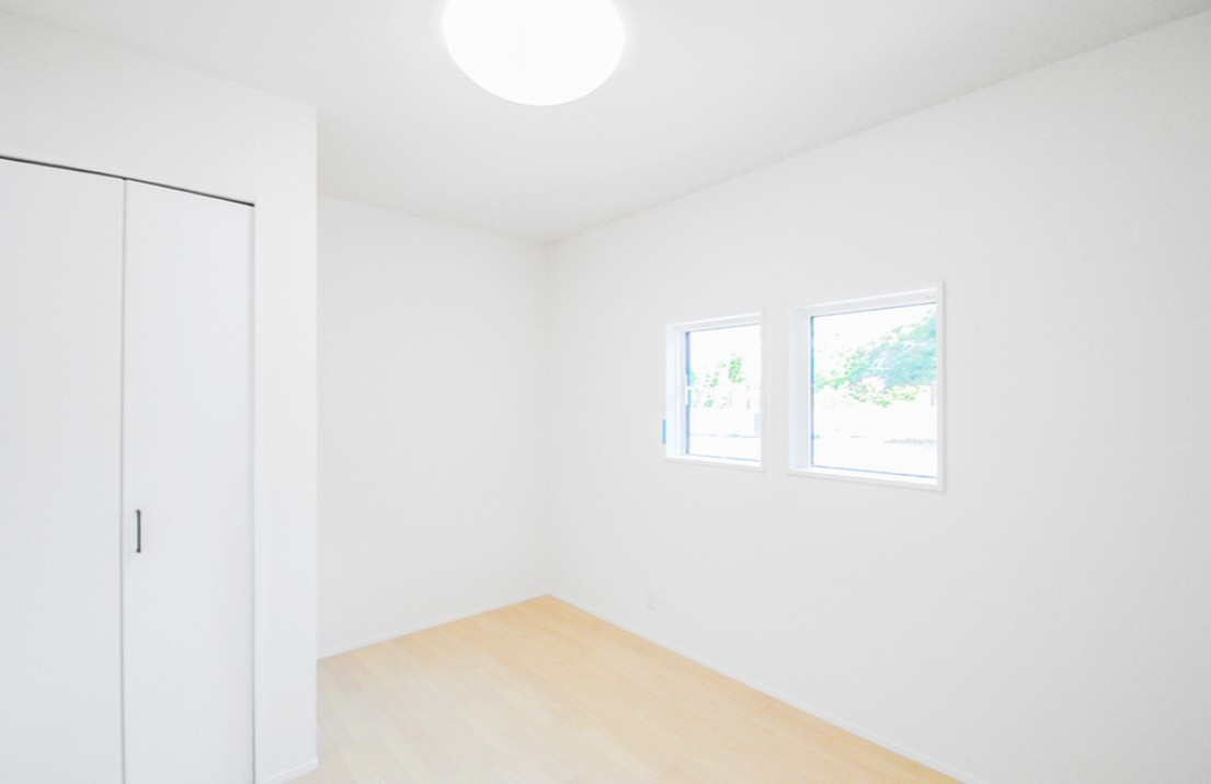 東御市県　中古戸建の洋室|小学校まで徒歩約3分、小さなお子様も通学しやすい距離です。