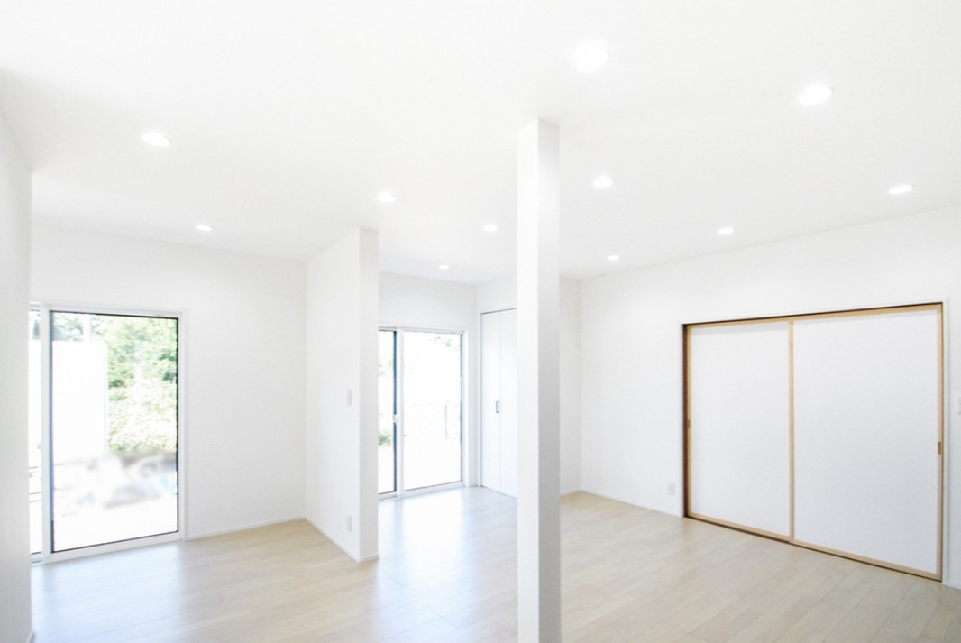 東御市県　中古戸建の居間・リビング|LDKは約18帖、南西向きの窓から明るい日差しが差し込みます。