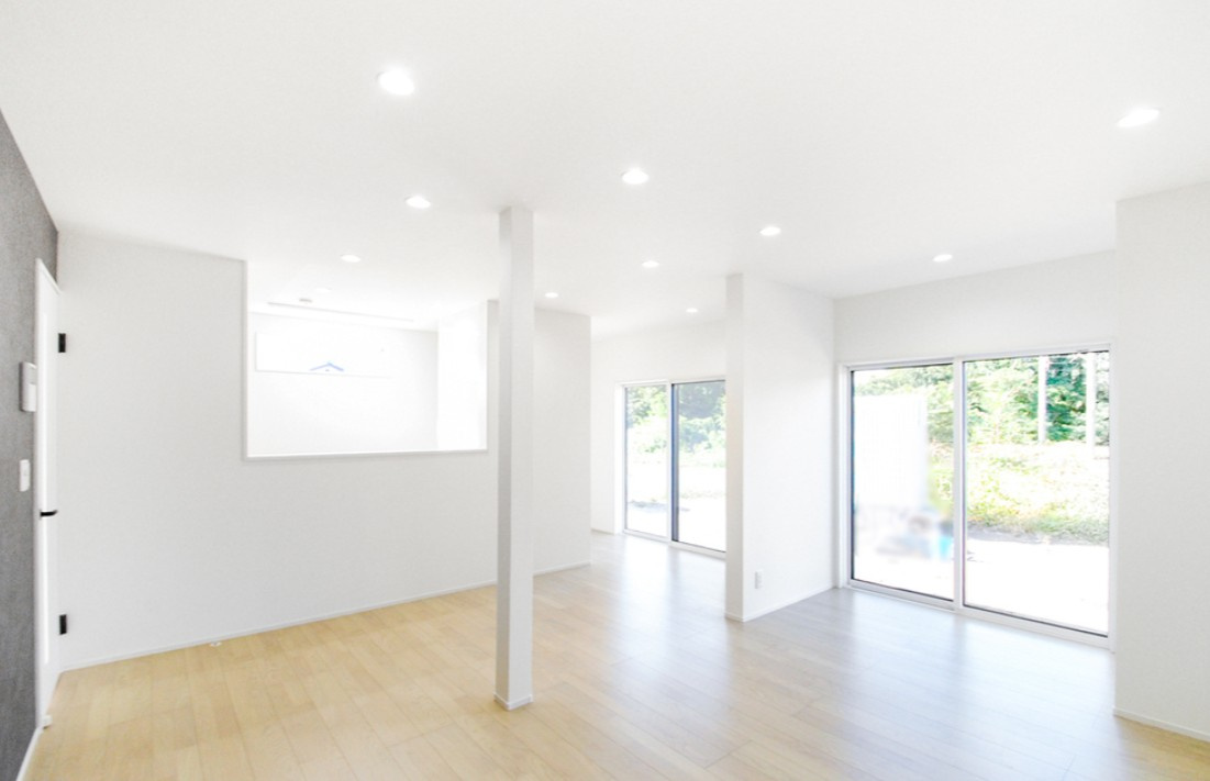 東御市県　中古戸建の居間・リビング|開放感ある対面キッチン、LDKは収納付きでスッキリです。