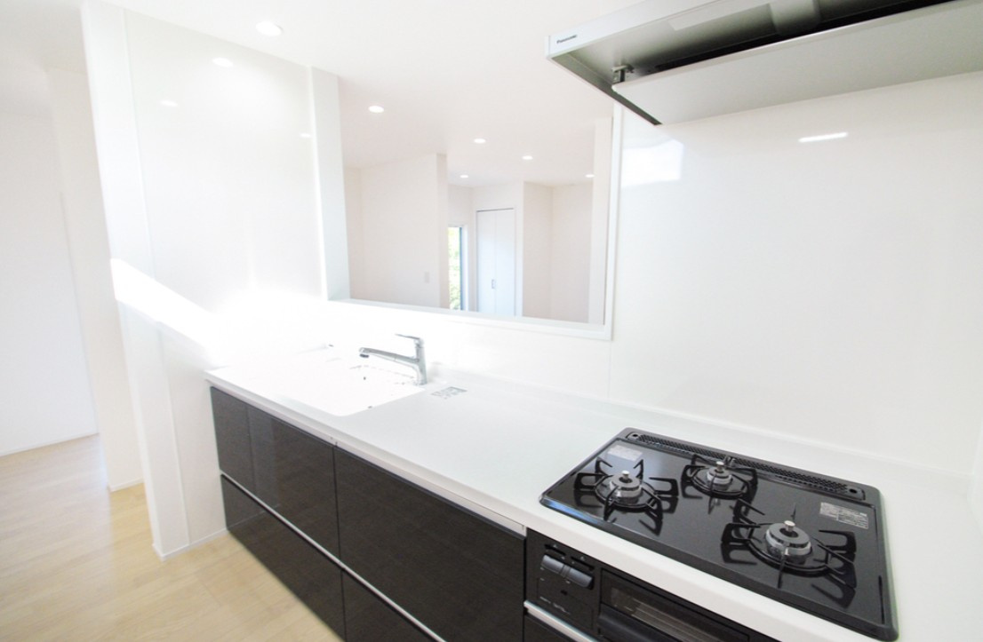 東御市県　中古戸建のキッチン|お料理しながらリビングを見渡せます。3口コンロも嬉しいです。