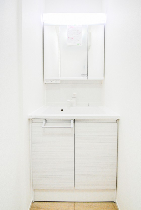 東御市県　中古戸建の独立洗面台|三面鏡付き洗面台、収納スペースもあり使い勝手が良いです。