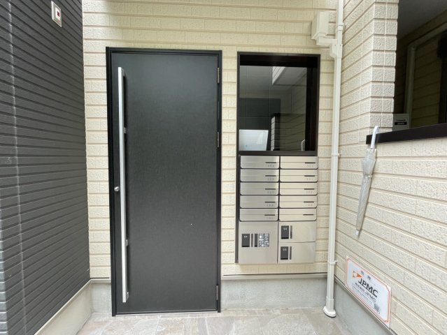 メゾンルシーヌ源氏ケ丘のエントランス