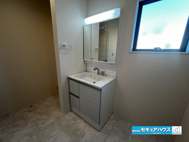 【同施工物件ご案内可能】東郷町大字春木字白土　全1棟の内観：施工例|【高機能トイレイメージ】
◆高機能トイレの多くは便器のフタの開閉が自動であり、使用後に手動で水を流す面倒もなく非常に便利です。スタイリッシュな見た目で、お掃除しやすく、節水効果が高いです。
