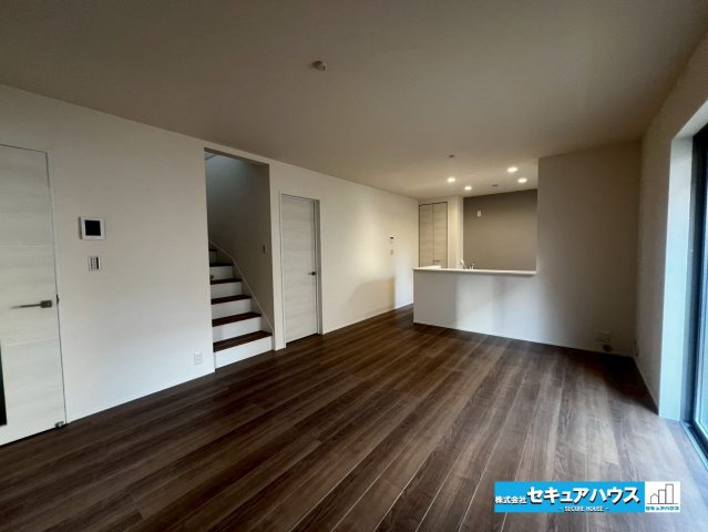 【同施工物件ご案内可能】東郷町大字春木字白土　全1棟の内観：施工例|【LDKイメージ】
◆通学から帰宅し、リビングルームで会話を楽しむ子ども達。リビングから臨む景色は太陽色に染まり、解放感溢れゆったりとしたひと時を過ごすことが出来る素敵な空間です。