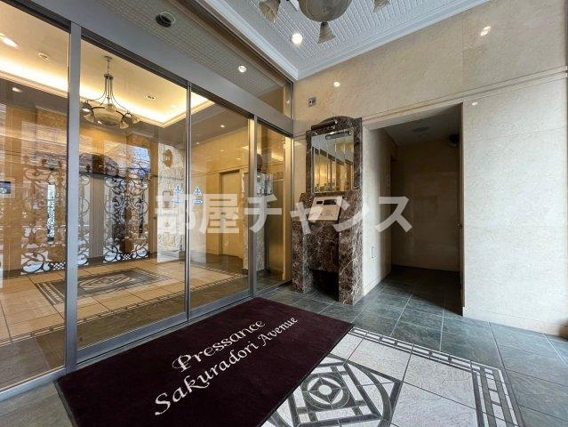 プレサンス桜通アベニューのエントランス