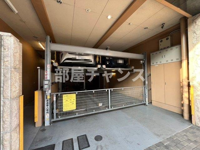 プレサンス桜通アベニューの駐車場