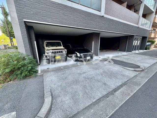 セレブレイト葵の駐車場