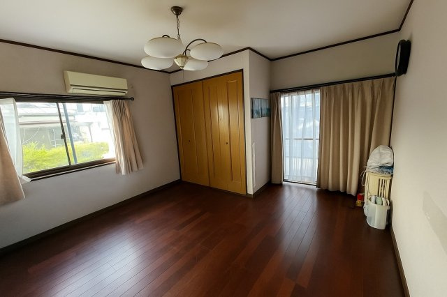 宮崎県串間市　寺里2世帯住宅の寝室|現在はベッドが置かれていますが、写真を一部加工して除去しています