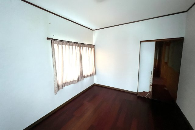 宮崎県串間市　寺里2世帯住宅の洋室|実際には家具・洋服類が置かれていますが、一部写真を加工して除去しています