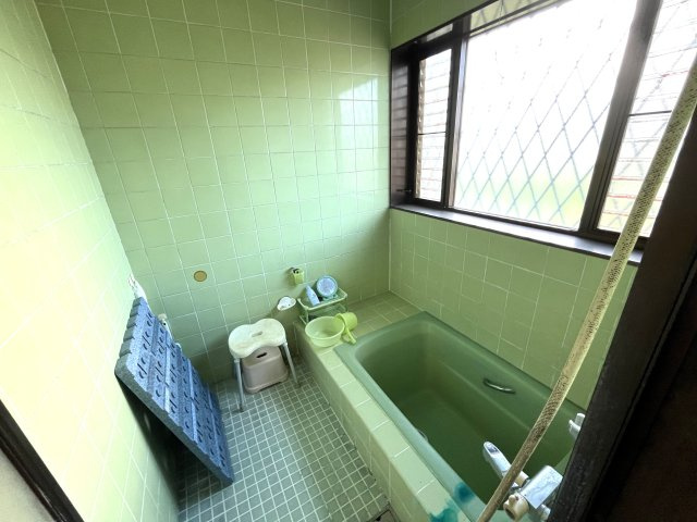宮崎県串間市　寺里2世帯住宅の浴室|給湯は電気温水器を使用しています