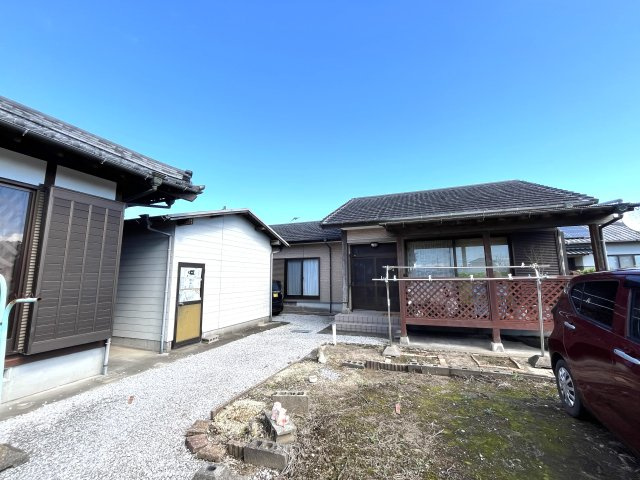 宮崎県串間市　寺里2世帯住宅の外観|母屋の隣に離れ（84.78㎡）と車庫（21.20㎡)があります