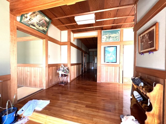 宮崎県串間市　寺里2世帯住宅の玄関|広々とした玄関です