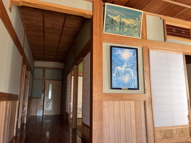 宮崎県串間市　寺里2世帯住宅の玄関|太い柱が目を惹きます