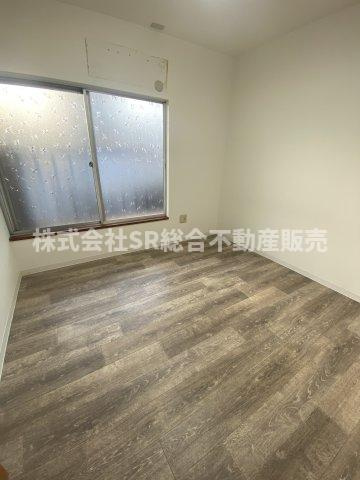 善根寺町4丁目中古テラスハウスの洋室|2F・洋室4.5帖。落ち着いた色調の洋室です