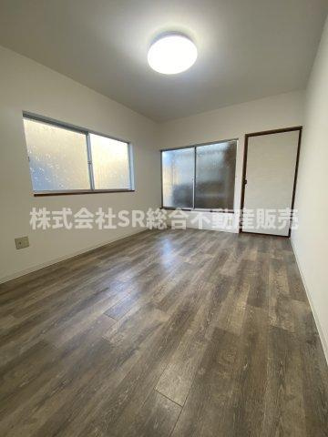 善根寺町4丁目中古テラスハウスの寝室|2F・洋室6帖。2面採光の明るいお部屋です！寝室にいかがでしょうか