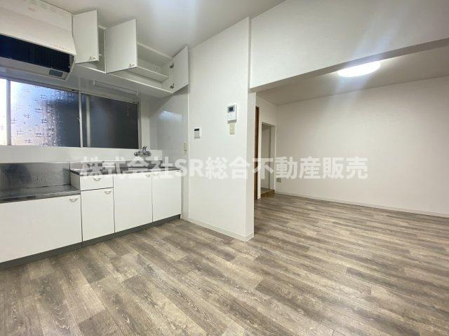 善根寺町4丁目中古テラスハウスの居間・リビング|キッチンと居間がいい具合に分かれてます！